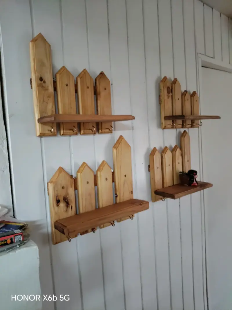 Estantes de madera rústicos con ganchos