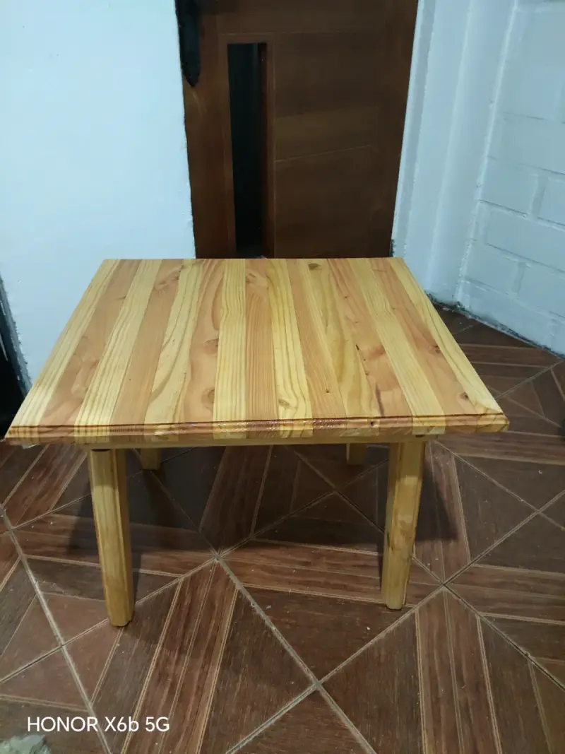 Mesa de madera cuadrada para sala - 1