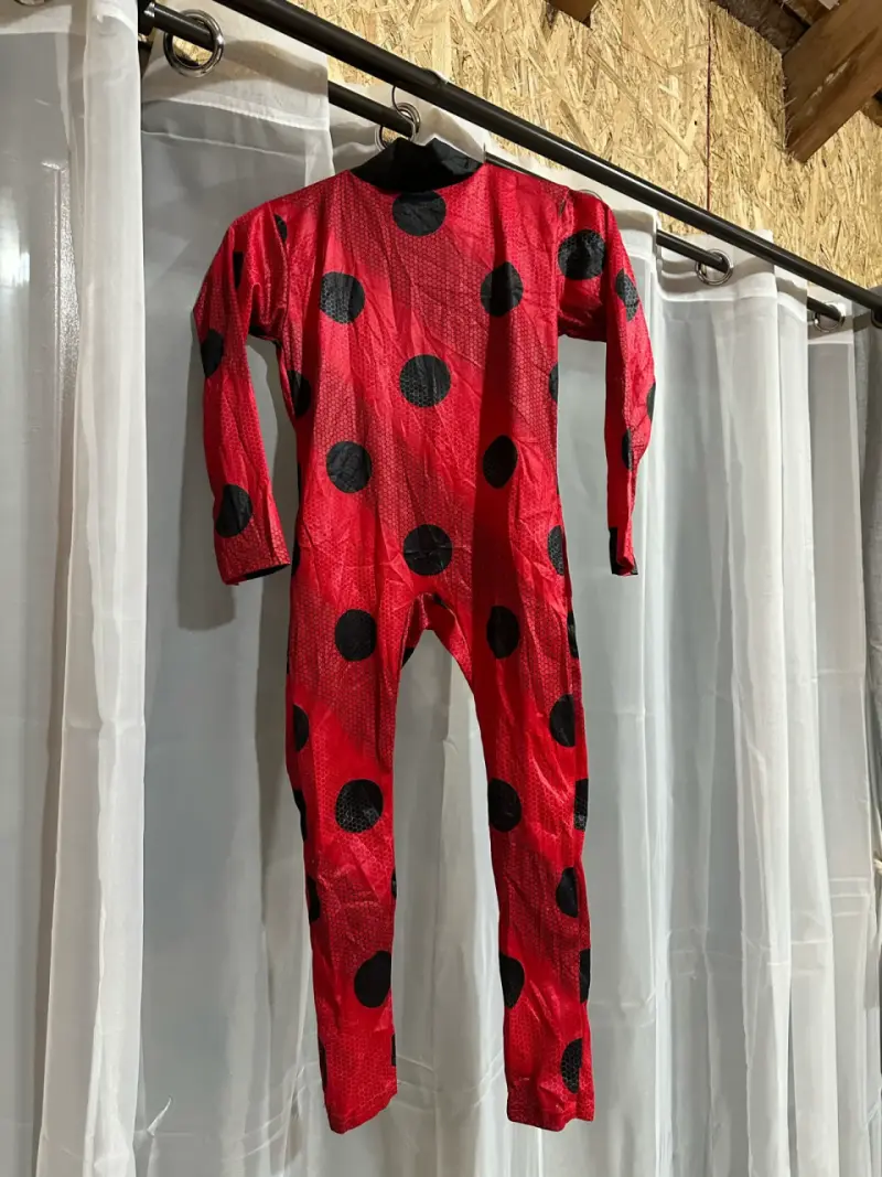 Disfraz de cuerpo completo rojo con puntos negros