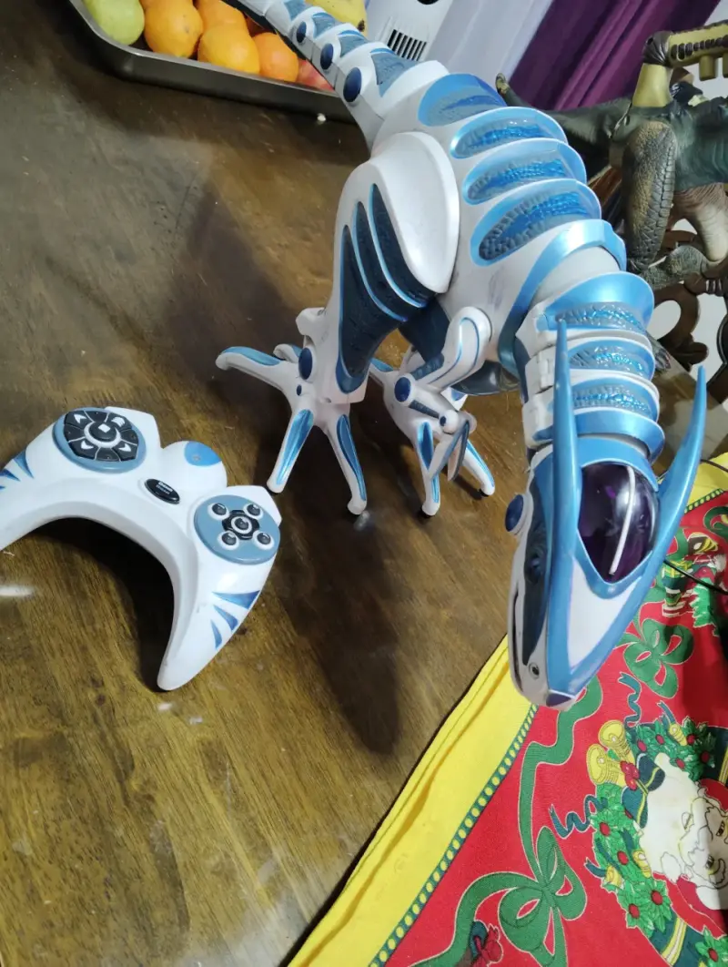 Dinosaurio robot interactivo con control remoto - 2
