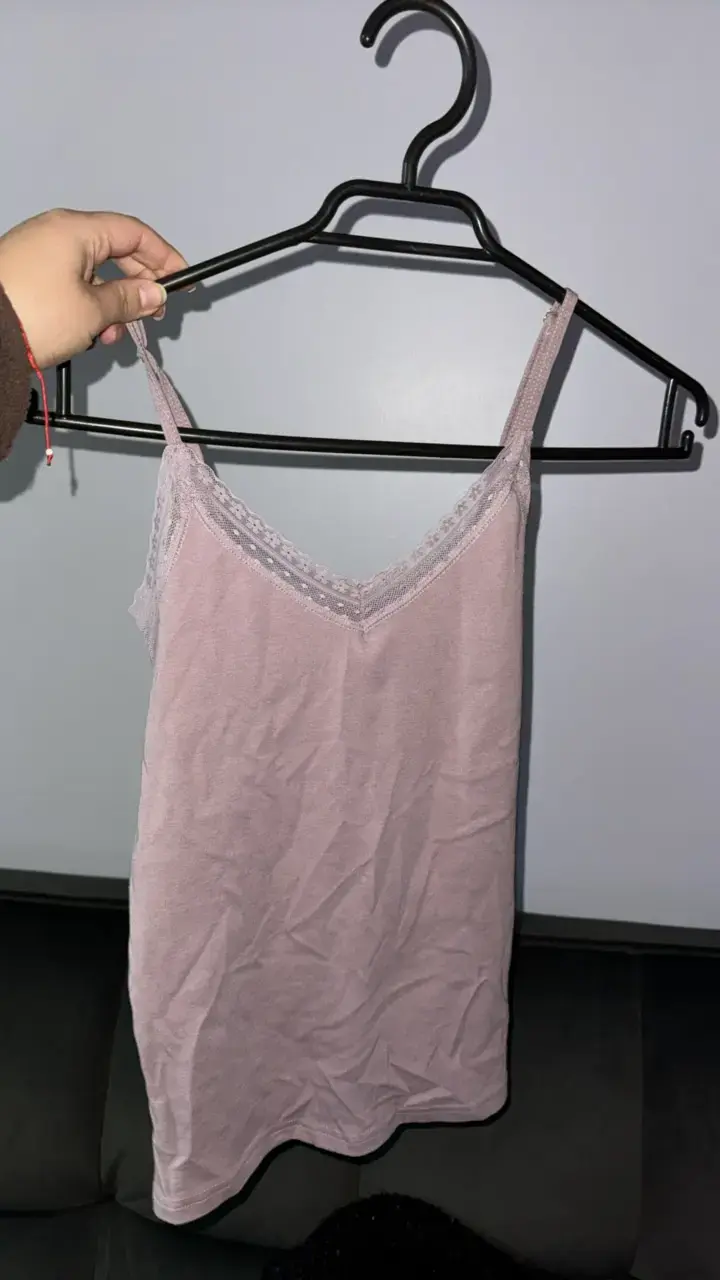 Camiseta de tirantes lila con encaje - 1
