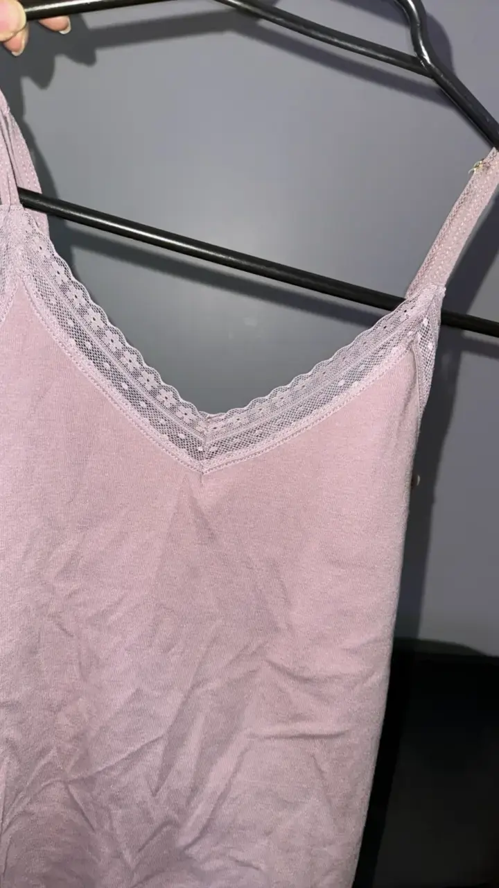 Camiseta de tirantes lila con encaje - 2