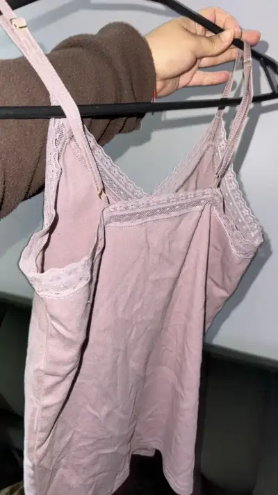 Camiseta de tirantes lila con encaje - miniatura 3