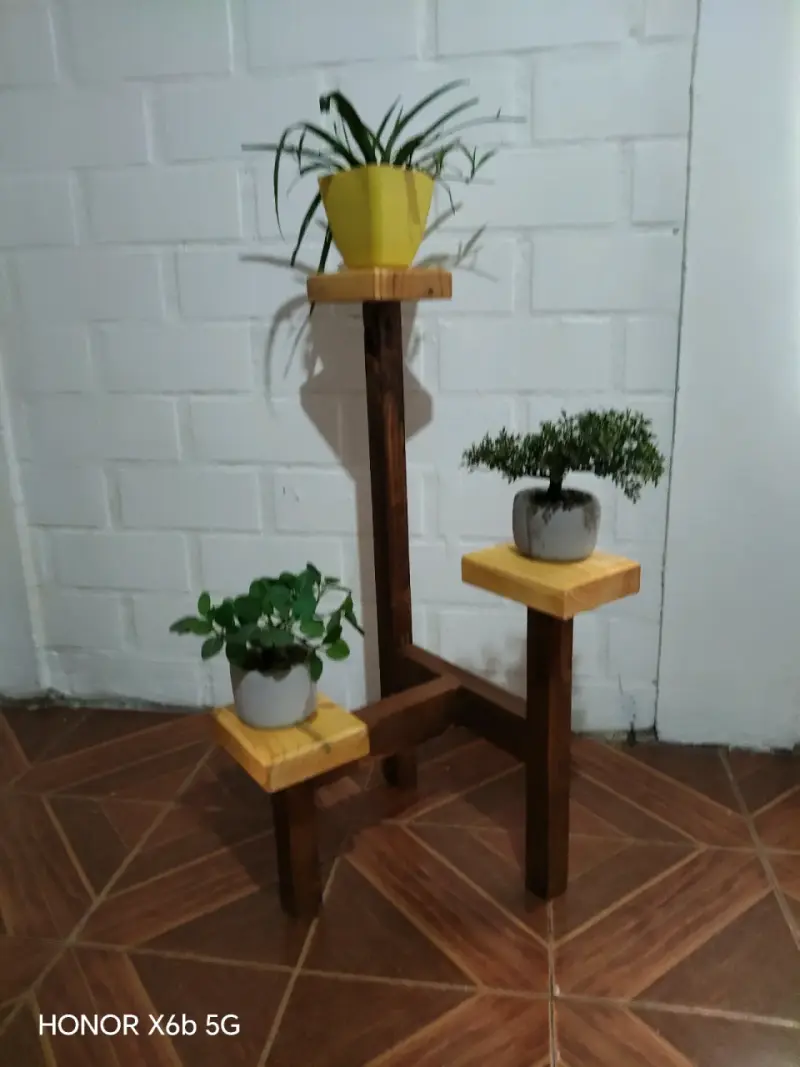 Estante de madera para plantas con tres niveles - 1