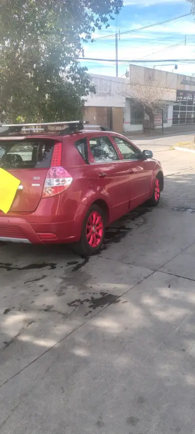 Auto hatchback rojo con llantas personalizadas - miniatura 1