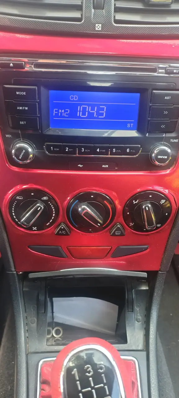 Auto hatchback rojo con llantas personalizadas - 2