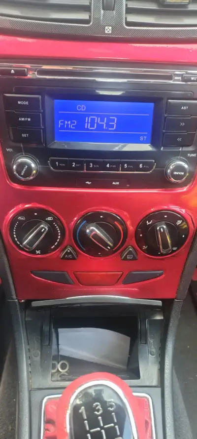Auto hatchback rojo con llantas personalizadas - miniatura 2