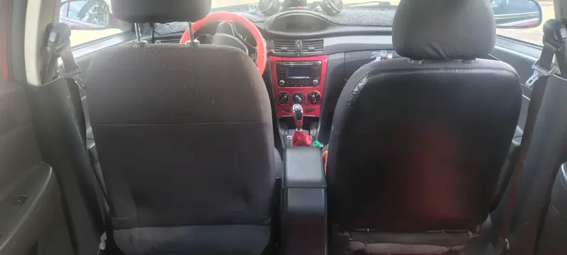 Auto hatchback rojo con llantas personalizadas - 4
