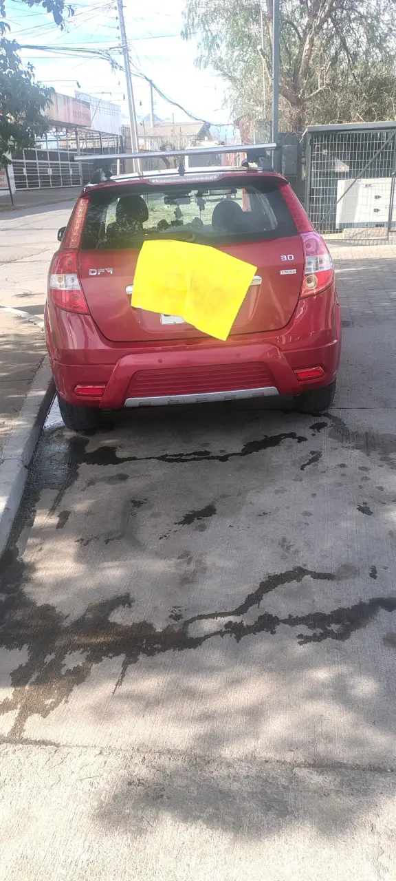 Auto hatchback rojo con llantas personalizadas - 5