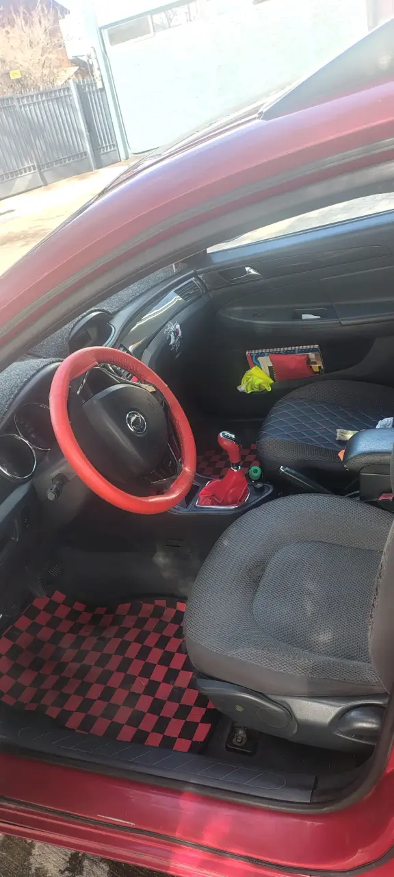 Auto hatchback rojo con llantas personalizadas - 6