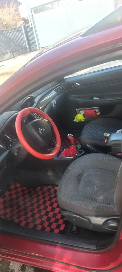 Auto hatchback rojo con llantas personalizadas - miniatura 6