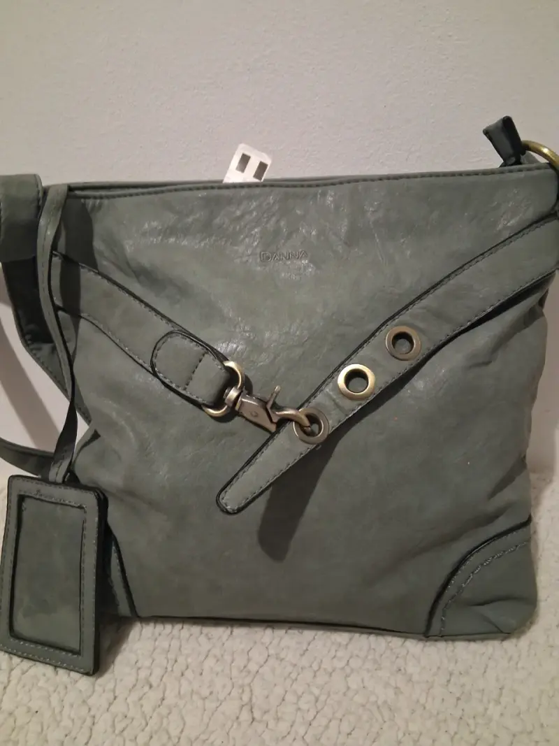 Cartera color gris con detalles metálicos - 1