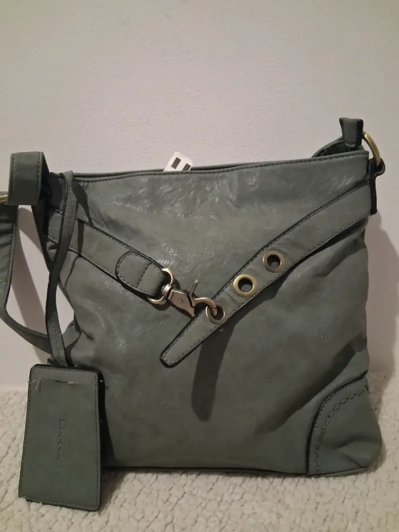 Cartera color gris con detalles metálicos - 2