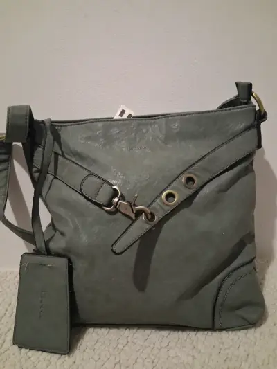 Cartera color gris con detalles  metálicos - miniatura 2