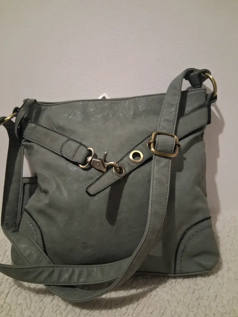 Cartera color gris con detalles metálicos - 3