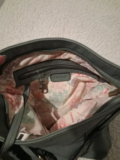 Cartera color gris con detalles  metálicos - miniatura 4
