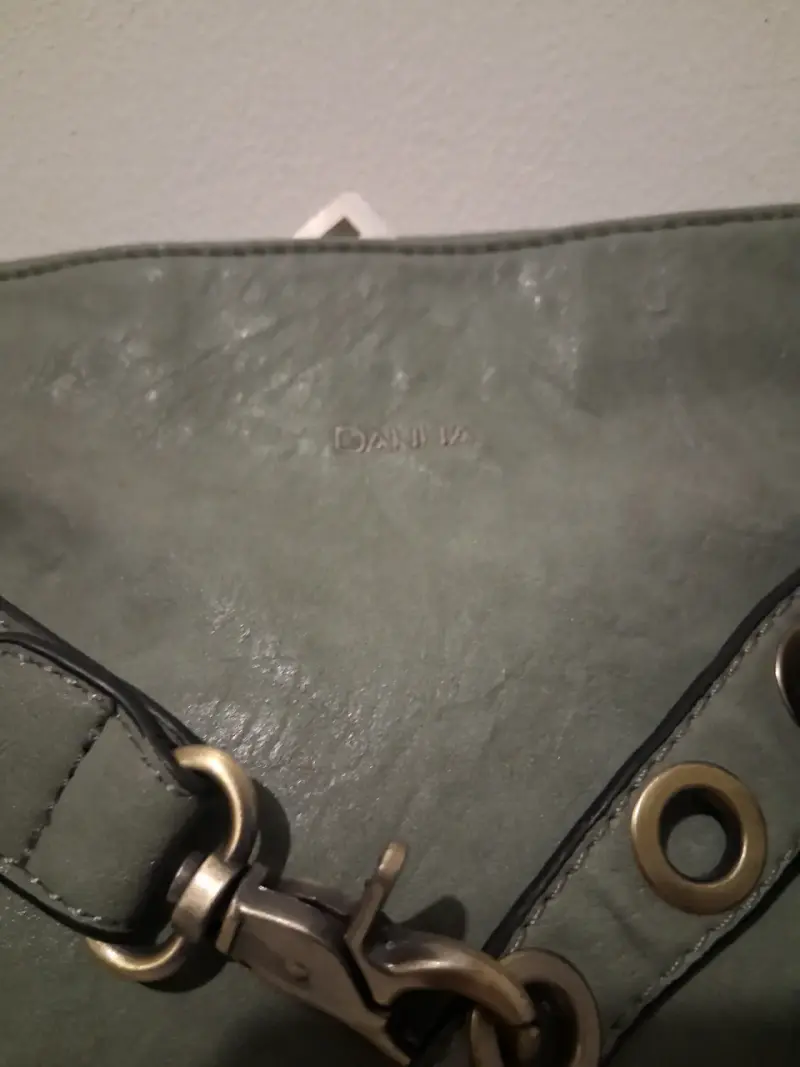 Cartera color gris con detalles metálicos - 5
