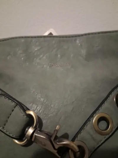 Cartera color gris con detalles  metálicos - miniatura 5