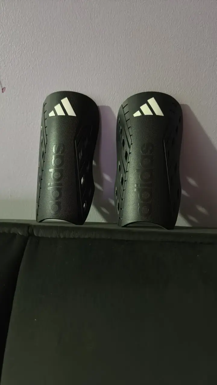 Canilleras Adidas negras para fútbol
