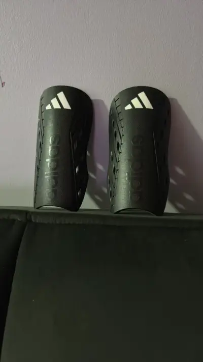 Canilleras Adidas negras para fútbol - miniatura 1