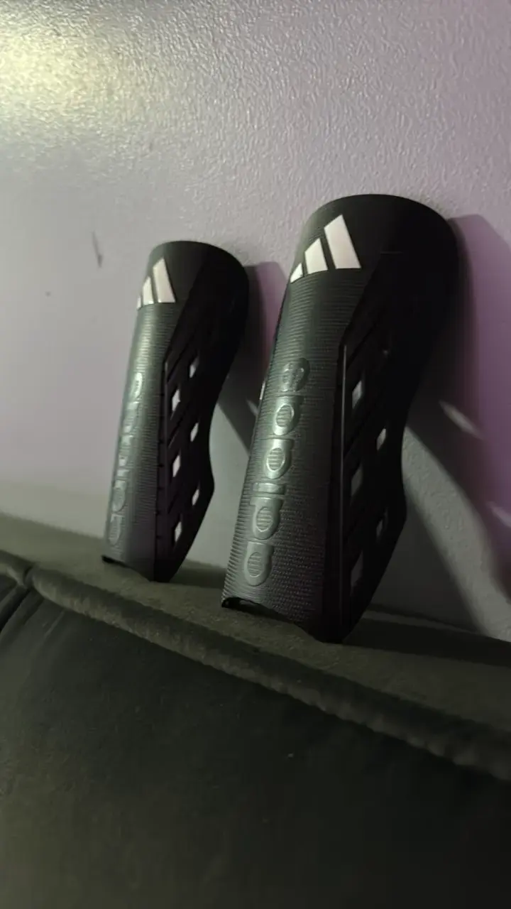 Canilleras Adidas negras para fútbol - 2