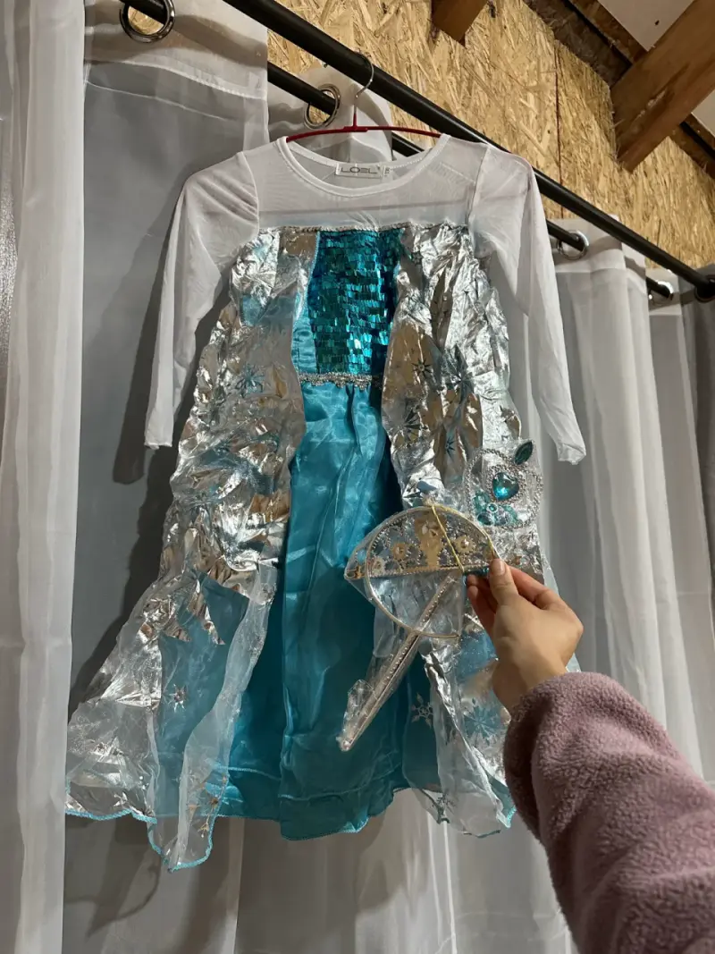Disfraz de princesa azul con capa y corona