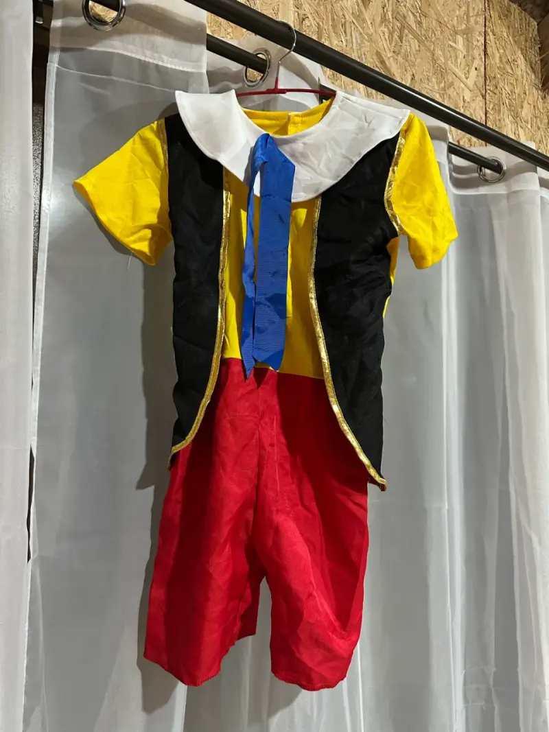 Disfraz de personaje infantil colorido para niños