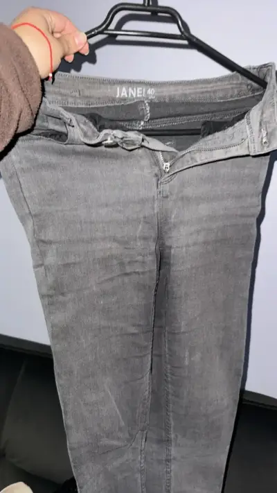 Jeans grises para mujer talla 40 pero es más un 36 - miniatura 2