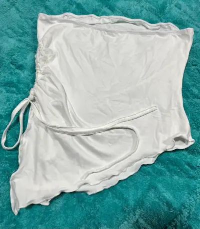 Top strapless blanco con diseño asimétrico - miniatura 1