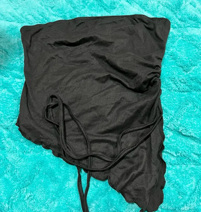 Top strapless negro con diseño asimétrico - 1
