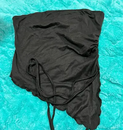 Top strapless negro con diseño asimétrico - miniatura 1