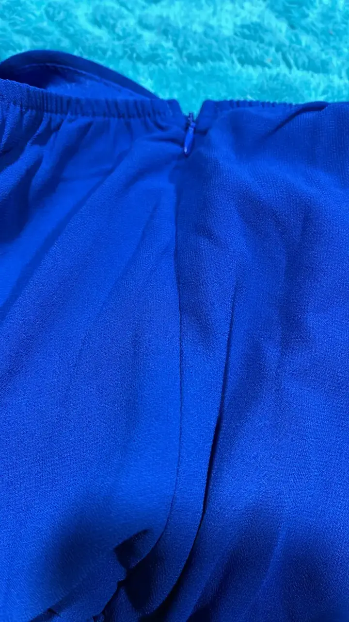 Vestido azul con mangas largas abullonadas - 4