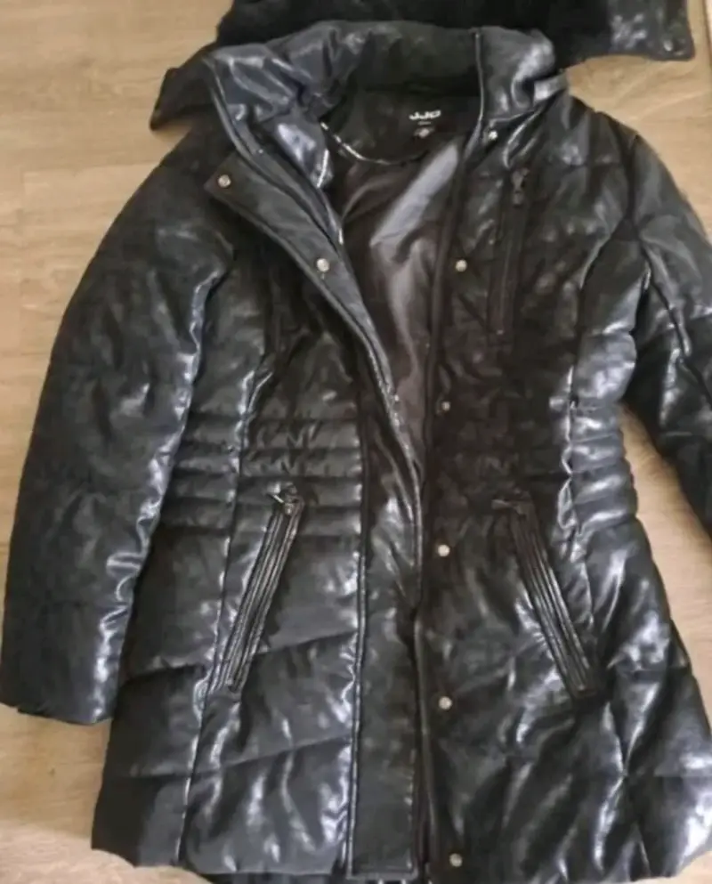 Abrigo de invierno negro acolchado para mujer
