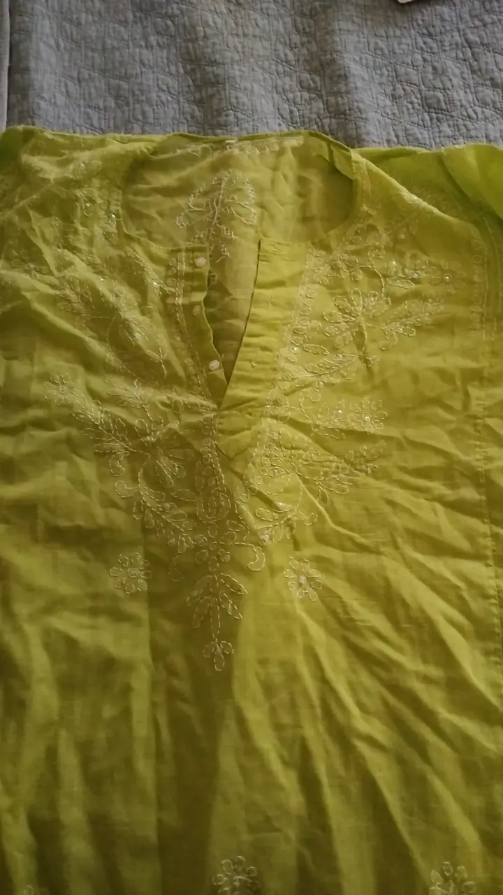 Blusa verde bordada de mujer