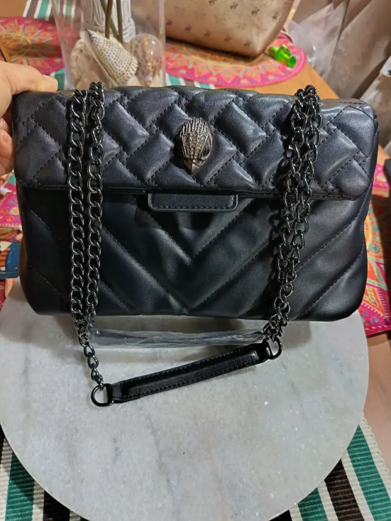 Cartera negra acolchada con cadena metálica - 4