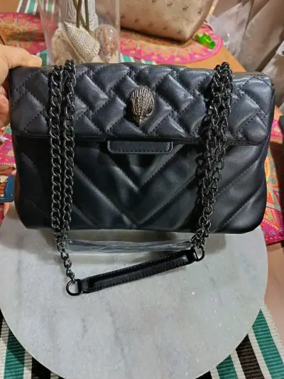 Cartera negra acolchada con cadena metálica - miniatura 4