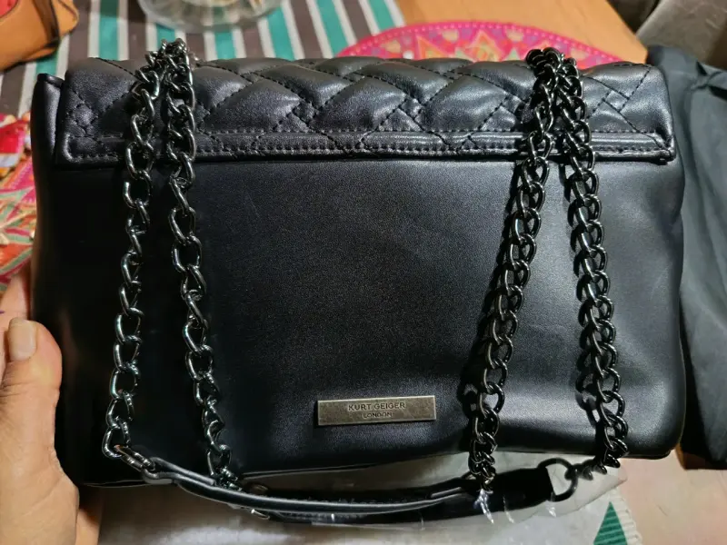 Cartera negra acolchada con cadena metálica - 5