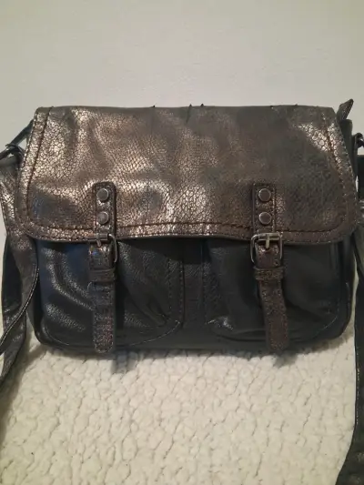Bandolera Secret negra con detalles metálicos - miniatura 1