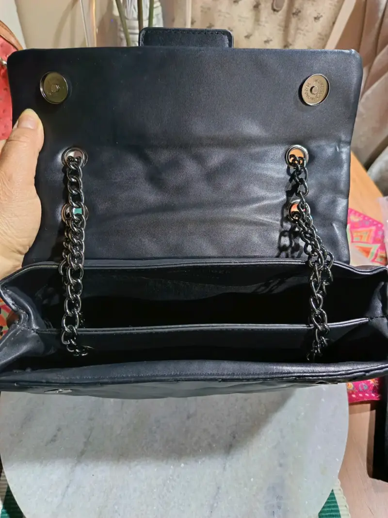 Cartera negra acolchada con cadena metálica - 6