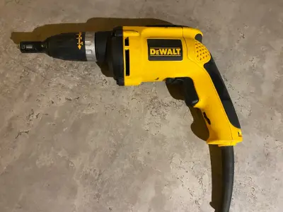 Atornillador eléctrico alámbrico DeWalt - miniatura 1