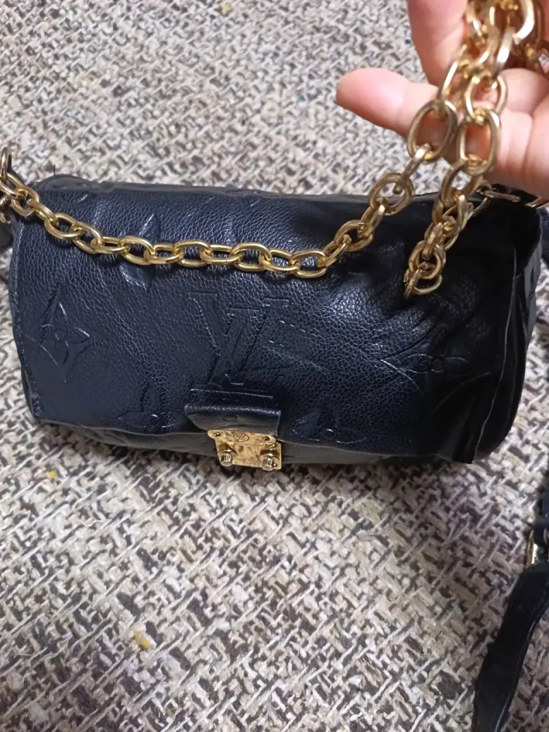 Bolso de cuero negro con cadena dorada - 1