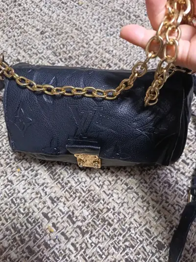 Bolso de cuero negro con cadena dorada - miniatura 1