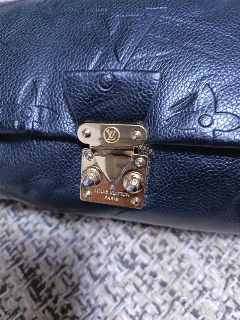 Bolso de cuero negro con cadena dorada - 2