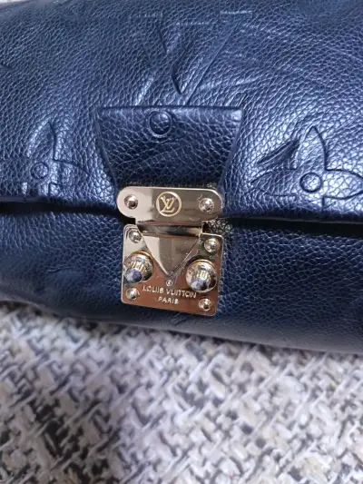 Bolso de cuero negro con cadena dorada - miniatura 2