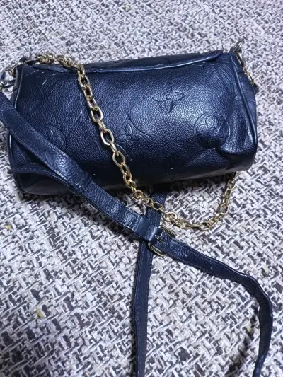 Bolso de cuero negro con cadena dorada - miniatura 3