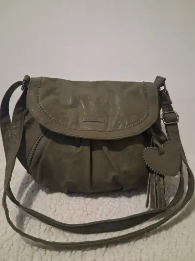 Cartera Ziol&Zaky verde oliva, detalle de corazón - miniatura 1