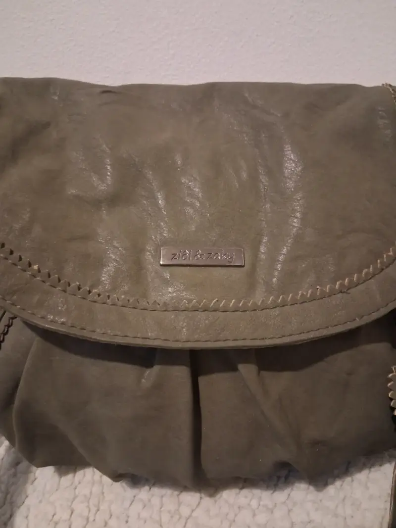 Cartera Ziol&Zaky verde oliva, detalle de corazón - 2