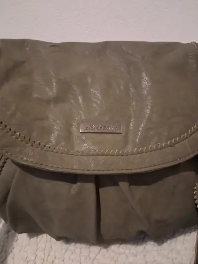 Cartera Ziol&Zaky verde oliva, detalle de corazón - miniatura 2