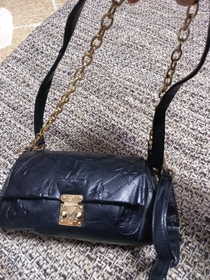 Bolso de cuero negro con cadena dorada - 4