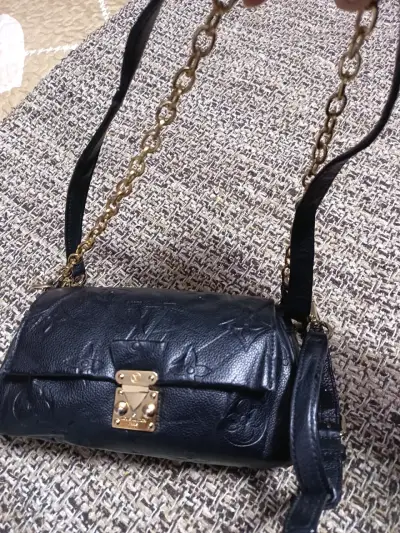 Bolso de cuero negro con cadena dorada - miniatura 4